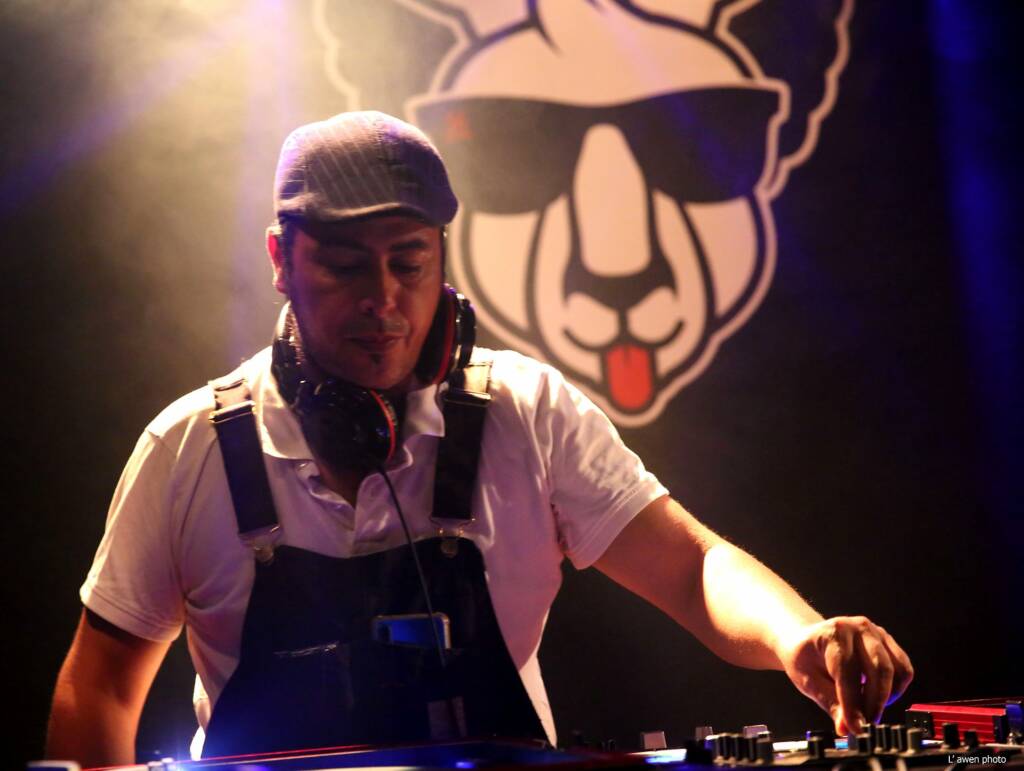 DJ aux platines pendant DJ x Mondole