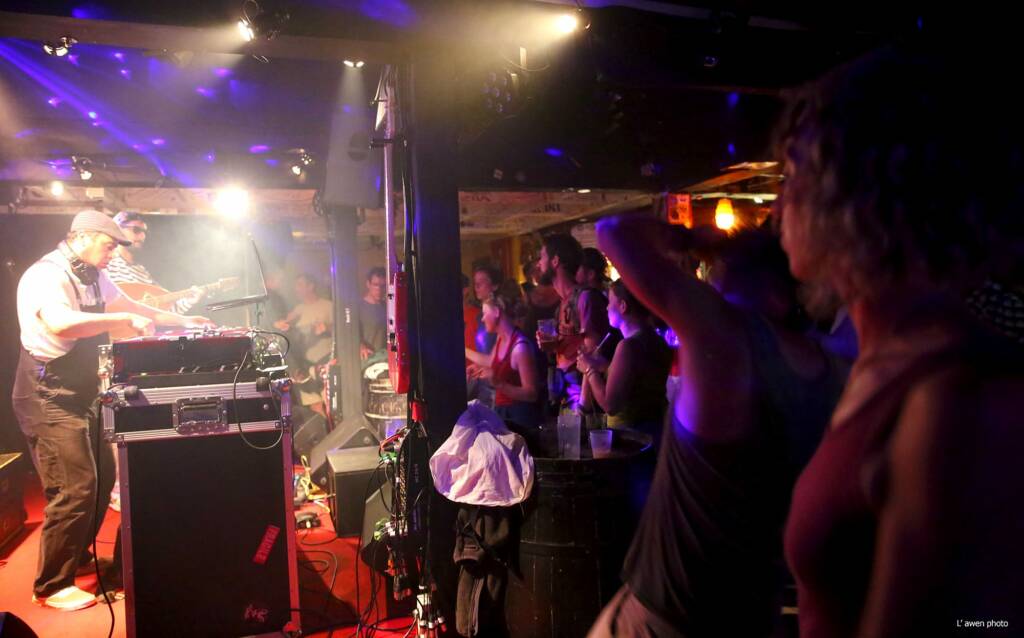 Le public danse sur DJ x Mondole