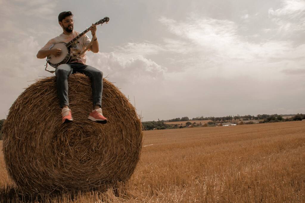 Jaouad Amr au banjo dans un champ