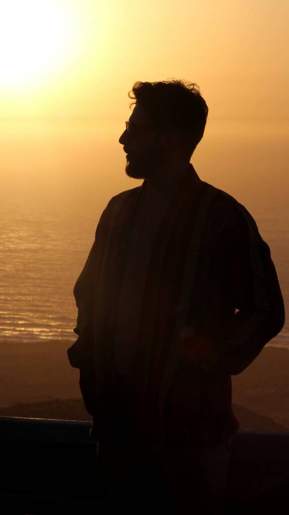 Silhouette de Jaouad Amr au coucher du soleil